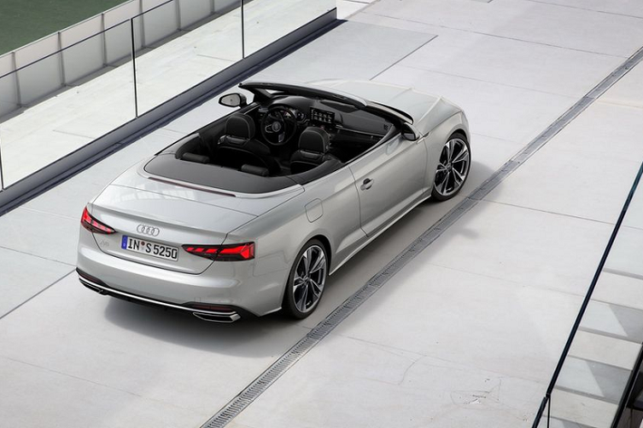 Ngoài ra, Audi cho biết hãng sẽ sớm ra mắt thêm phiên bản đặc biệt Edition One cho dòng A5 2020 với nhiều trang bị như hệ thống treo thể thao, bộ body-kit S-Line mới với các chi tiết màu đen và các màu sơn mới. Hãng xe Đức - Audi sẽ chính thức nhận đơn đặt hàng với mẫu A5 2020 kể từ mùa thu này và giao xe vào đầu năm 2020. Giá bán Audi A5 từ 42.900 Euro (khoảng 1,2 tỷ đồng) cho bản Coupe và 66.500 Euro (khoảng 1,7 tỷ đồng) cho bản thể thao S5.