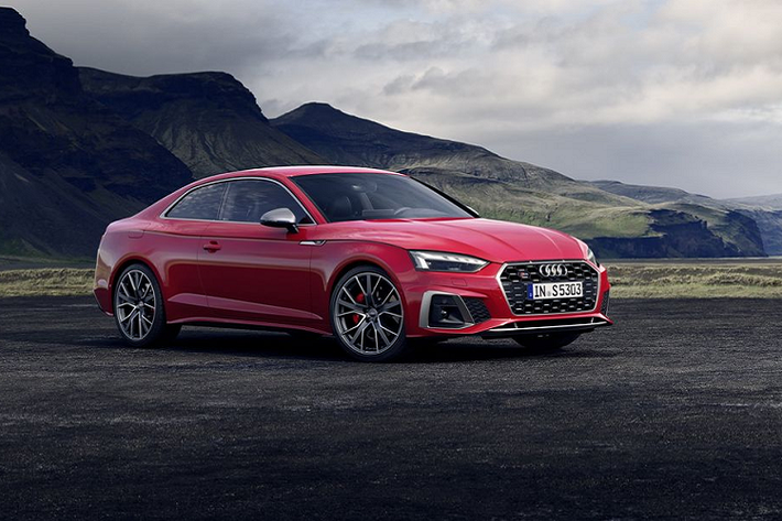 Cản trước trên A5 2020 cũng được các kỹ sư của Audi tái thiết kế lại với khe hút gió lớn hơn và sắc cạnh. Trong khi đó, phần đèn trước và sau được thiết kế với các chi tiết mới mang tới cái nhìn trẻ trung hơn. Ngoài ra, bộ khuyếch tán mới phía sau kết hợp với bộ đèn hậu hình thang giúp tạo cảm giác như phía sau xe rộng hơn đáng kể.