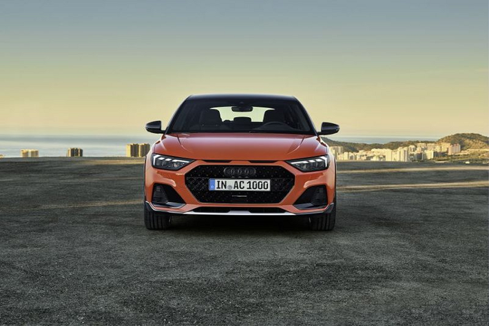 Để tạo sự khác biệt cho A1 Citycarver với A1 Sportback tiêu chuẩn, hãng xe sang Audi đã giảm số lượng khe hút gió giả dọc theo mép nắp ca-pô, từ ba khe xuống còn hai khe. Những thay đổi đáng chú ý khác gồm có cản trước thể thao, ốp trắng bạc bổ sung ở cản trước và cản sau.