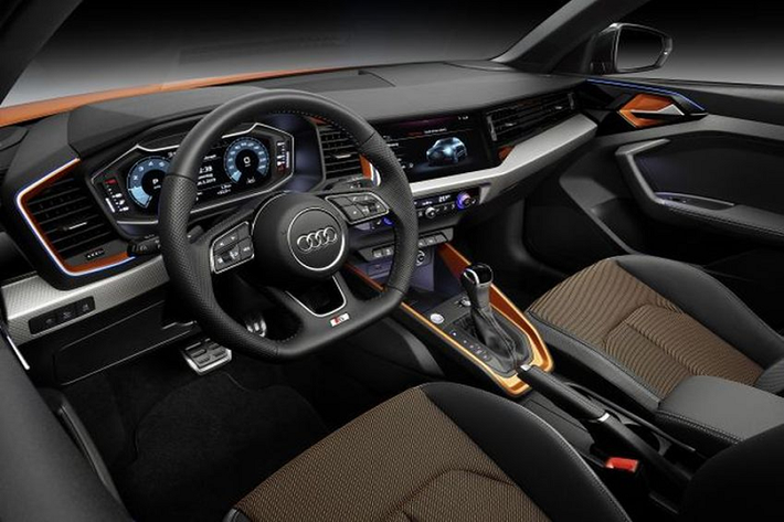 Trong khi thân xe có nhiều thay đổi rõ rệt, nội thất của mẫu xe cỡ nhỏ Audi A1 Citycarver lại khá tương đồng với những chiếc A1 Sportback, sự khác biệt lớn nhất là các tùy chọn màu sắc cho tay nắm cửa và viền hộp số, đó là màu xanh bạc hà, đồng, cam hoặc xám.