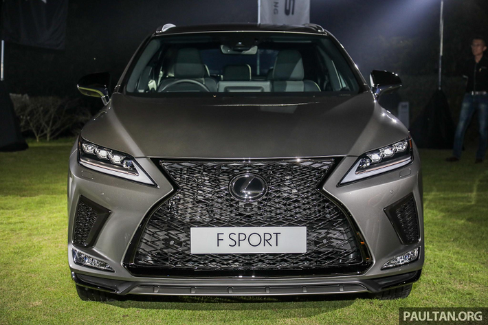 RX 2020 của Lexus đã được trau chuốt lại ngoại thất nhẹ nhàng nhưng vẫn mang phong cách thiết kế thể thao, sang trọng và tinh tế vốn có. Đèn pha LED mới mỏng hơn trước, đèn sương mù được sửa đổi lại đặt bên dưới hai hốc gió thể thao.
