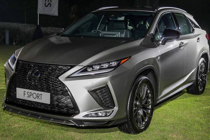 Tại Malaysia giá xe Lexus RX 2020 phiên bản RX300 Premium bán ra từ 399.888 RM (2,23 tỷ đồng), theo sau đó là RX300 Luxury với giá 424.888 RM (2,36 tỷ đồng) và cuối cùng là RX300 F Sport với giá 439.888 RM (2,45 tỷ đồng). Tất cả phiên bản của RX facelift 2020 đều đi kèm với chính sách bảo hành 05 năm (không giới hạn km).