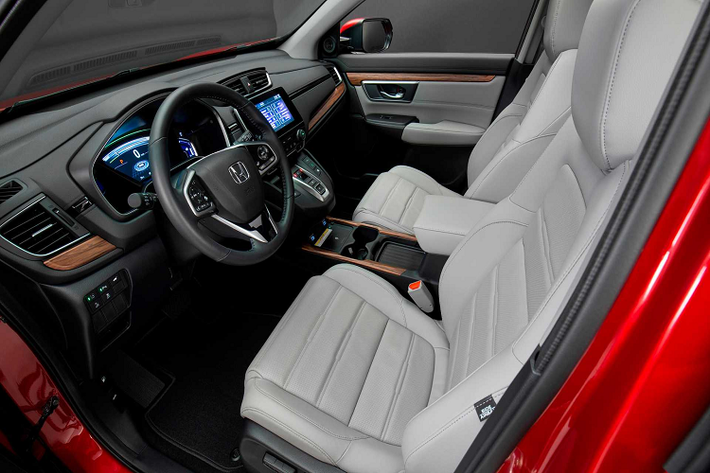 Chiếc xe SUV Honda CR-V Hybrid phiên bản mới có một sự cải tiến lớn và hữu dụng trong nội thất. Đó chính là việc thay cần số trên bệ táp lô bằng nút bấm chuyển số (giống như trên các dòng xe đàn anh Pilot và Accord). Nhờ đó, nội thất xe gọn gàng hơn, việc chuyển số của tài xế trông cũng "thanh lịch" hơn. Đây cũng là mong mỏi từ lâu của những khách hàng đang sở hữu Honda CR-V 2019.
