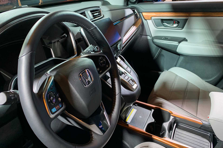 Mặc dù chưa công bố số liệu tiêu hao nhiên liệu nhưng Honda tự tin rằng chiếc CR-V Hybrid hoạt động hiệu quả hơn phiên bản cũ đến 50% (tính trên đường nội thành). Điều này tương đương với mức 5.6 L/100km (đường nội thành).