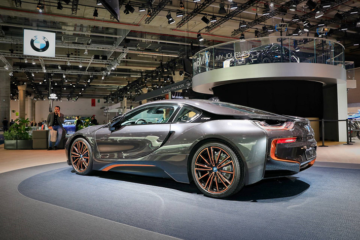 BMW sẽ chỉ sản xuất 200 chiếc i8 Ultimate Sophisto Edition, chia đều cho Coupe và Roadster, phân biệt qua màu sơn ngoại thất Sophisto Grey Brilliant Effect. Màu sơn đặc biệt kết hợp với chi tiết trang trí E-Copper. Đây là lần đầu tiên màu sơn này được kết hợp theo cách như vậy.