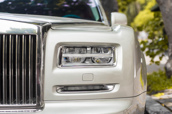 Về sức mạnh, Rolls-Royce Phantom Hadar tại Việt Nam vẫn sử dụng động cơ V12, dung tích 6.75L tương tự Phantom Series II tiêu chuẩn. Động cơ này sản sinh công suất 453 mã lực tại 5.350 vòng/phút và mô-men xoắn cực đại 720 Nm tại 3.500 vòng/phút. Xe có thể tăng tốc 0-100 km/h trong 6,1 giây trước khi đạt tốc độ tối đa 240 km/h.