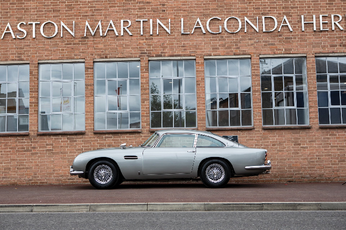 Thiết kế bên hông xe Aston Martin DB5 phiên bản Goldfinger. Chiếc xe đã được Roos Engineering tại Thuỵ Sĩ khôi phục lại khá nhiều, là 1 trong 13 chiếc trên toàn thế giới được Aston Martin chứng nhận Heritage Specialist (Di sản đặc biệt) và việc khôi phục mất 4 năm.