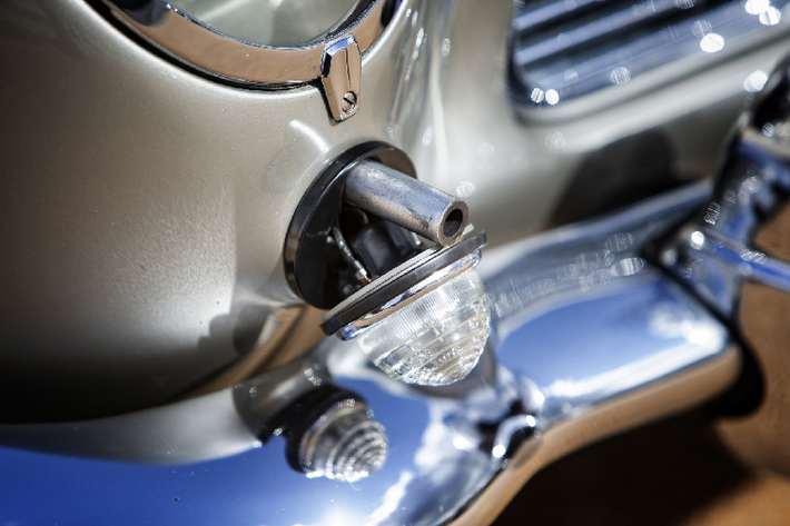 Súng sử dụng đạo cụ trên xe Aston Martin DB5 phiên bản Goldfinger