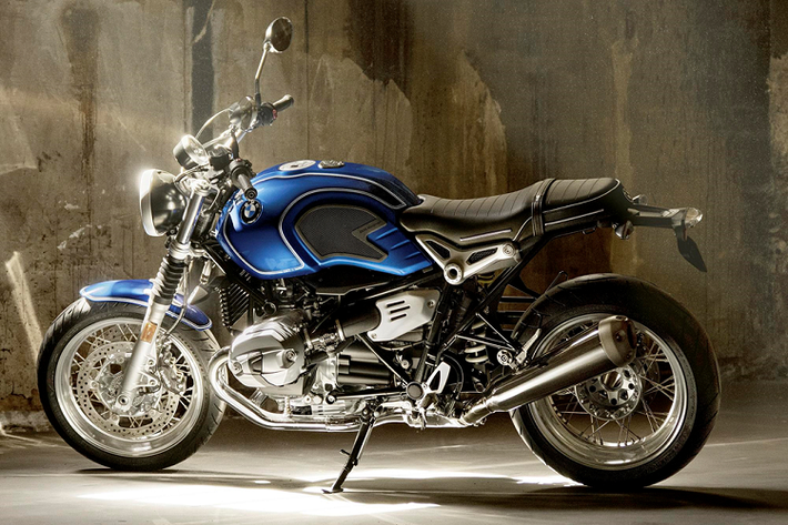 Mẫu xe có tên BMW R Nine T/5 mới, kí hiệu /5 thể hiện thời điểm BMW Motorrad bắt đầu sản xuất xe máy ở nhà máy Spandau cách đây 50 năm.