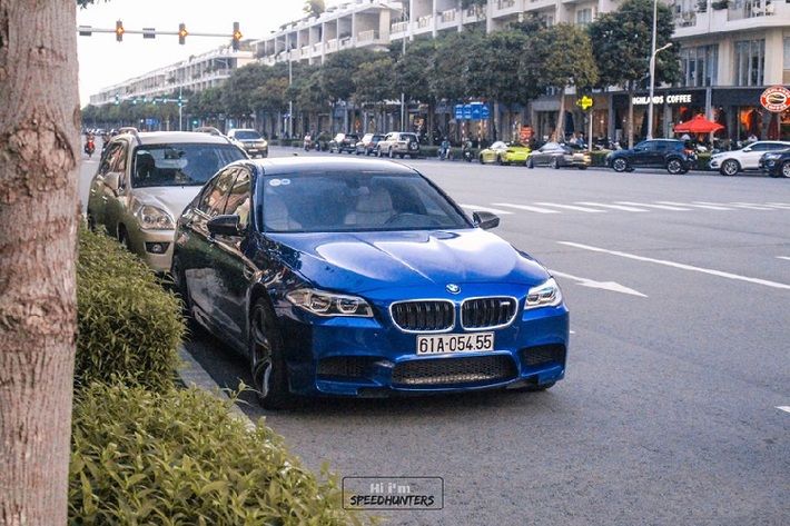 Với đại đa số người chơi và yêu xe tại Việt Nam, mẫu xe BMW M5 chắc hẳn không hề xa lạ. Mẫu xe hiệu suất cao trứ danh của BMW này vốn đã quá nổi tiếng trên thế giới bởi vẻ đẹp thể thao nhưng không kém phần lịch lãm, cộng với khả năng vận hành mạnh mẽ đã khiến M5 trở thành một thương hiệu riêng, không thể nhầm lẫn với bất cứ mẫu xe nào khác.