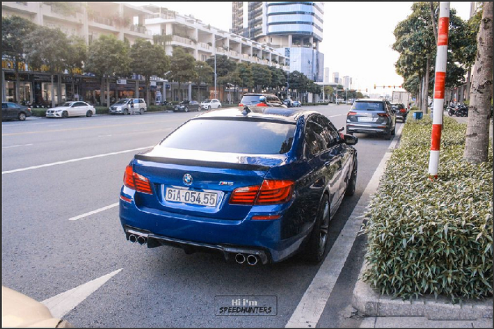 Vào thời điểm xe về Việt Nam, đây là một trong những mẫu sedan mạnh mẽ nhất, BMW M5 F10 2013 được trang bị khối động cơ V8 dung tích 4.4 lít tăng áp kép Twin-Turbo, chia sẻ chung với những "người anh em" hiệu suất cao khác là X5 M, X6 M và mẫu coupe M6, khối động cơ này cho ra công suất tối đa lên tới 560 mã lực và mô-men xoắn cực đại 680Nm.