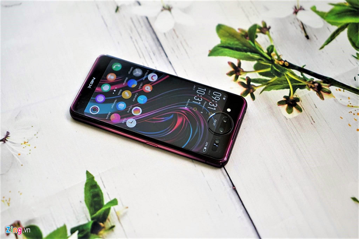 Vivo Nex 2 (từ 649 USD) - Máy được trang bị 2 màn hình với phần màn hình chính có kích thước 6,4 inch, mặt sau có thêm một màn hình phụ 5,5 inch. Việc trang bị 2 màn hình giúp trải nghiệm sử dụng sản phẩm này tương đối khác biệt và thú vị. Tuy nhiên, nó cũng khiến thiết bị hao pin nhanh hơn.