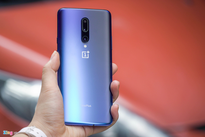 OnePlus 7 Pro (từ 669 USD) - Máy sử dụng màn hình AMOLED, độ phân giải QHD+ cho màu sắc hiển thị rực rỡ, nịnh mắt, độ sáng cao. Model này có tốc độ làm tươi 90 Hz hình ảnh mượt mà hơn. Hệ thống camera selfie đặt ở đỉnh máy hỗ trợ cảm biến cho phép tự động trượt xuống khi người dùng vô tình làm rơi máy.