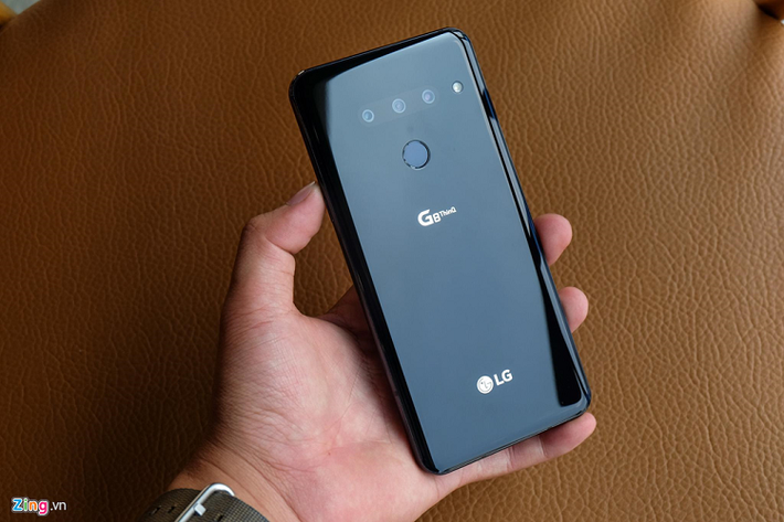 LG G8 ThinQ (850 USD) - Đây là chiếc smartphone đầu tiên trên thế giới được trang bị công nghệ Hand ID cho phép người dùng mở khóa máy bằng lòng bàn tay. Điểm hạn chế lớn nhất của LG G8 ThinQ nằm ở thiết kế màn hình khuyết đỉnh không có nhiều đột phá so với các đối thủ.