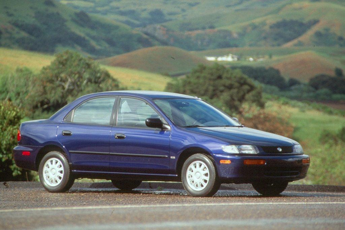Trong khi Mazda 323 bản hatchback vẫn còn phổ biến, bản sedan được đổi tên thành Mazda Protege. Nhờ đổi tên, Mazda Protege được phát triển thêm các phiên bản SE, DX và LX. Năm 1995, bản LX đã được trang bị cửa sổ chỉnh điện, khóa cửa điện, vành 14 inch và cửa sổ trời.