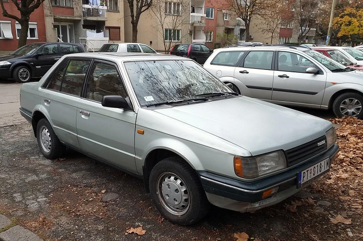 Mazda giới thiệu mẫu 323, mẫu xe kế nhiệm của GLC vào năm 1985. Vẫn kế thừa tinh thần của GLC, 323 vẫn là mẫu xe nhỏ gọn với hệ dẫn động cầu trước nhưng động cơ được nâng cấp lên loại 1.5L. Đi kèm với động cơ là hộp số sàn 5 cấp hoặc hộp số tự động 3 cấp. Tương tự Mazda3 hiện tại, 323 cũng có cả phiên bản thân xe sedan và hatchback.