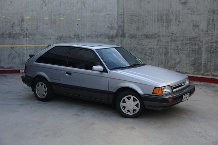 Nổi bật nhất trong dòng 323 là mẫu 323 GTX 1988 - phiên bản hatchback giới hạn. Không giống với những chiếc 323 thông thường, 323 GTX sở hữu động cơ tăng áp 1.6L và hệ dẫn động 4 bánh. Động cơ này sản sinh công suất 132 mã lực, đi kèm hộp số sàn 5 cấp.