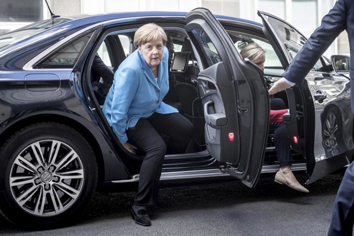 Đó là lý do tại sao bạn sẽ thấy Thủ tướng Đức Angela Merkel không đi một chiếc Citroën DS của Pháp hay một chiếc Jaguar của Anh mà luôn ngồi trên những chiếc xe thương hiệu quê nhà. Trên hết, những chiếc xe này đều đại diện cho đất nước mà chính khách đó đứng đầu.