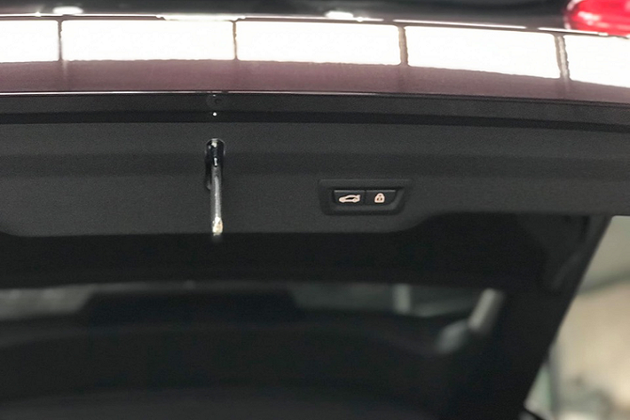 Trang bị hệ thống giải trí iDrive mới nhất với màn hình cảm ứng 10,25 inch, điều khiển bằng cử chỉ Gesture Control hoặc điều khiển bằng giọng nói Voice Control, dàn âm thanh hàng hiệu Bowers & Wilkins,… Vô lăng, bệ cửa, cần số M Sport thể thao.