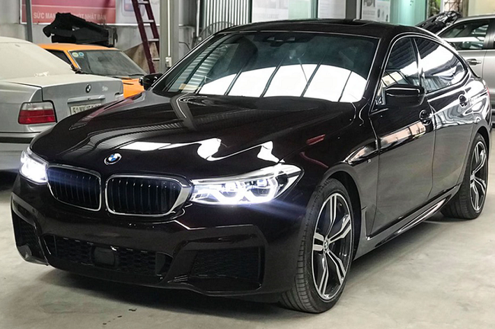 Có thể khẳng định đây là chiếc xe BMW 640i Gran Turismo đầu tiên có mặt tại Việt Nam. Phiên bản 640i này được trang bị gói nâng cấp ngoại thất M Sport thể thao. Về động cơ, 640i sử dụng động cơ 6 xy-lanh thẳng hàng (I6) dung tích 3.0L tăng áp công nghệ TwinPower Turbo cho công suất tối đa 335 mã lực tại 5.500 v/p và mô-men xoắn cực đại đạt 450 Nm tại 1.380 – 5.200 v/p.