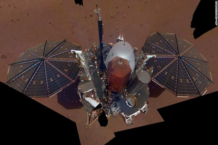 Bức ảnh selfie đầu tiên chụp tàu InSight của NASA khi thực hiện nhiệm vụ trên Hỏa tinh. Nó cho thấy một số chi tiết của tàu như các tấm pin năng lượng mặt trời. Phần boong tàu có cảm biến thời tiết, ăng-ten UHF.
