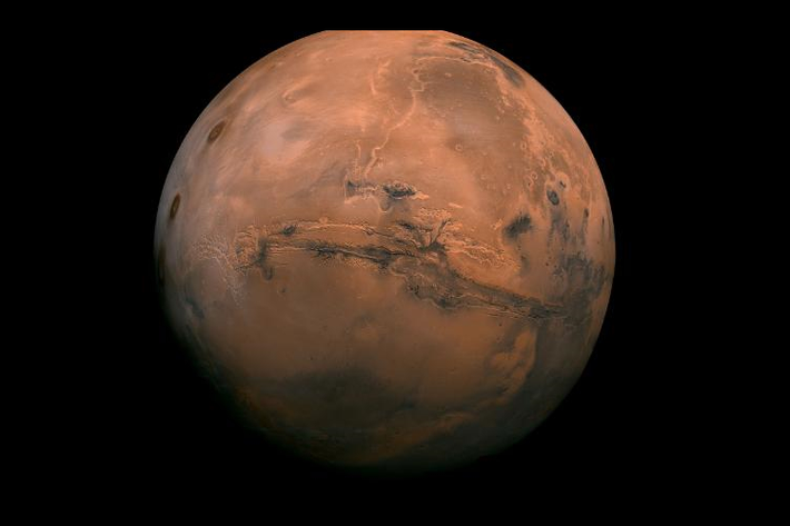 Valles Marineris là một hệ thống các hẻm núi chạy dọc theo bề mặt Hỏa tinh. Nó có chiều dài hơn 2.000 km và sâu tới 8 km.