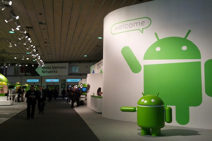 Bước tiến thay đổi hoàn toàn cuộc đời của Andy Rubin, Android ra đời vào năm 2003. Khi mới ra đời, Android hướng tới sứ mệnh tạo ra một hệ điều hành mã nguồn mở cho điện thoại. Tên của công ty được xuất phát từ biệt danh "Android" mà các đồng nghiệp tại Apple tặng cho Andy vì sự ám ảnh về robot. Ngày 12/7/2005, Google mua lại Android với giá 50 triệu USD và thương mại hóa vào năm 2007. Ảnh: Droid Life.