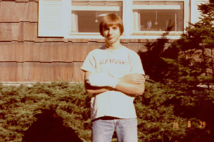 Nhà sáng lập Android - Andy Rubin chào đời ngày 13/3/1963 tại Chappaqua, New York, sau đó tốt nghiệp trường trung học Horace Greeley năm 1981. Năm 1986, Andy hoàn thành chương trình học ngành khoa học máy tính tại ĐH Utica ở New York. Trong giai đoạn 1986-1988, công việc đầu tiên của Andy khi tốt nghiệp là một kỹ sư phần mềm chuyên về ứng dụng robot tại công ty Carl Zeiss X-ray Microscopy ở Thornwood, New York. Ảnh: Twitter Andy Rubin.