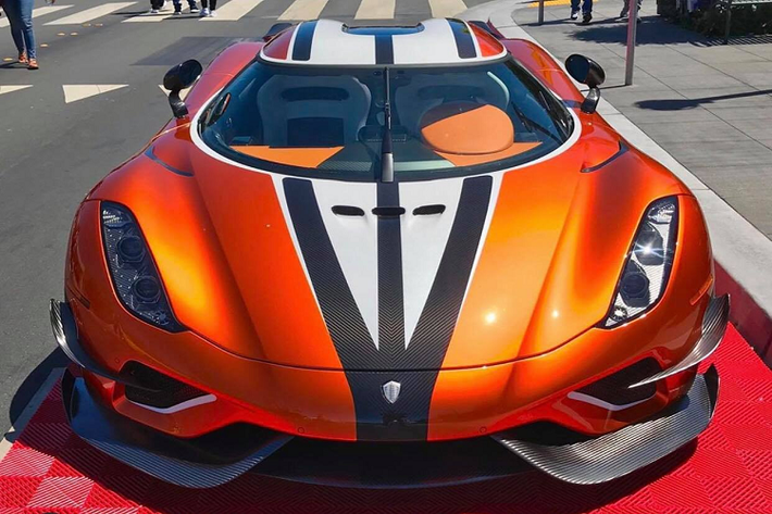 Về nội thất, Koenigsegg Kejsare được bọc da Tangerine Leather, phối màu giữa trắng đen cam. Các mảng màu nội thất được phối xe kẽ, tương đồng với màu ngoại thất đem lại vẻ hài hoà, ăn nhập giữa nội và ngoại thất.