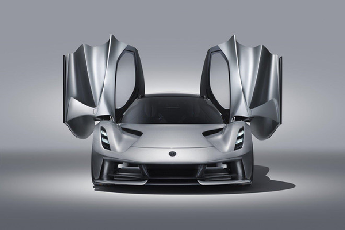 Evija tăng tốc 0-100 km/h dưới 3 giây, 0-300 km/h dưới 9 giây, tốc độ tối đa 320 km/h. Với động cơ lên tới gần 2.000 mã lực, tốc độ của Evija bị chê không quá ấn tượng. Nhiều mẫu xe có khả năng vượt qua con số 320 km/h. Ngoài ra, cũng cần biết rằng Lotus hiện thuộc sở hữu của hãng xe Geely (Trung Quốc).