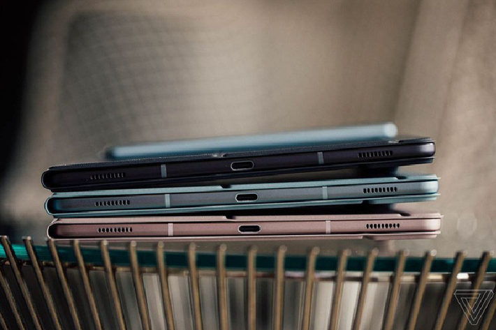 Phụ kiện bàn phím rời cũng đã được nâng cấp trên máy tính bảng Samsung Galaxy Tab S6, có thêm một bàn di (trackpad) nhỏ để người dùng điều hướng bằng chuột. Phụ kiện này sẽ kết nối vào máy bằng một vài chân cắm ở dọc thân máy, và có giá bán riêng là 179 USD.