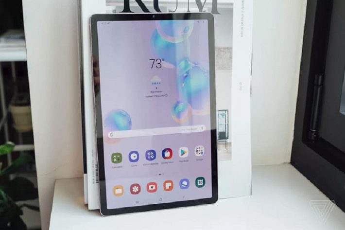 Galaxy Tab S6 có màn hình lớn 10.5 inch dạng Super AMOLED (độ phân giải 2560 x 1600 tỷ lệ 16:10). tức giống với phiên bản Tab S4, nhưng với những viền màn hình mỏng hơn để giúp máy nhỏ hơn.