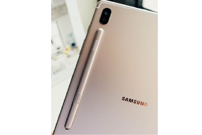 Về phần mềm, Tab S6 sẽ sử dụng Android 9 Pie cùng giao diện OneUI 1.5 mới. Tất nhiên, máy cũng sẽ được trang bị phần mềm DeX giúp người dùng có trải nghiệm sử dụng giống với những máy laptop hơn là máy tính bảng, có thể được kích hoạt bằng cách kết nối phụ kiện bàn phím gắn rời. DeX cũng giúp người dùng gắn thêm màn hình ngoài qua cổng USB Type-C.