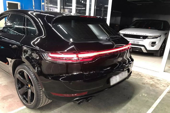 Hiện nay, xu hướng ‘’lên đời’’ cho xe ngày một phổ biến tại Việt Nam, đơn giản có Mercedes-Benz S-Class W222 đời đầu lên cụm đèn pha MULTIBEAM LED với 3 dải đèn chiếu sáng ban ngày thuôn dài sử dụng 84 bóng đèn LED hiệu suất cao của W222 facelift, và thậm chí thay cả đèn hậu “crystal” tăng thêm phần quyến rũ khi nhìn từ phía sau.