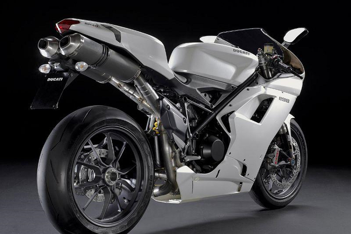 Ducati 1198 S ra đời năm 2008 được đánh giá là chiếc xe có động cơ V-Twin tốt nhất từng được sản xuất. Chiếc xe sở hữu khối động cơ có công suất lên tới 168 mã lực, trang bị hàng loạt công nghệ như tự động ghi dữ liệu, kiểm soát lực kéo, kiểm soát độ bám đường… Ducati 1198 S 2008 thậm chí còn là một trong những chiếc môtô cần được trải nghiệm ít nhất một lần trong đời, theo ý kiến của một số tay đua chuyên nghiệp và phóng viên.