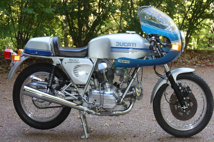 Ducati 900 cc Supersport Twin là mẫu xe ra đời năm 1975 để cạnh tranh với các hãng xe Nhật Bản trong phân khúc môtô supersport. Mẫu xe này sở hữu khối động cơ 864 cc, làm mát bằng không khí, công suất tối đa 80 mã lực, tốc độ tối đa 217 km/h, hoàn thành quãng đường 400 mét trong 12,6 giây.