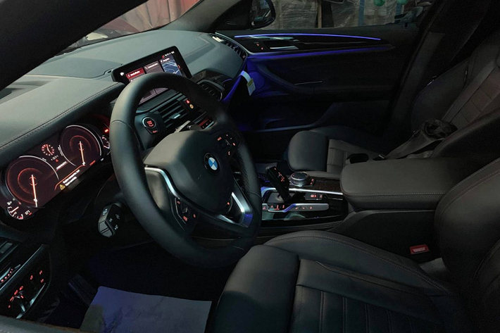 Phiên bản M40i đặc trưng ở bộ cản trước/sau thể thao. Phía sau là ống xả kép ngũ giác khoẻ khoắn. Phanh hiệu năng cao M có củ phanh màu xanh nổi bật. Logo M xuất hiện ở hông, đuôi xe cho đến củ phanh, bệ cửa…