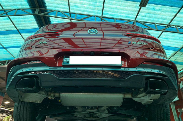 BMW công bố thời gian tăng tốc 0-100 km/h của xe là trong 4,9 giây. Bản X4 xDrive20i chính hãng sử dụng động cơ 2 lít, công suất 184 mã lực và mô-men xoắn 290 Nm. Khả năng tăng tốc 0-100 km/h trong 8,3 giây.