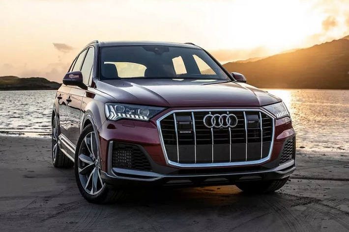 Mẫu xe Audi Q7 2020 facelift được đổi mới toàn diện. Thoạt nhìn, Q7 mới có thiết kế phần đầu mang nhiều đường nét tương đồng với người anh em SUV Coupe Q8. Phần đầu xe được trang bị cụm lưới tản nhiệt ‘’Singleframe’’ hình bát giác cỡ lớn mới, trang bị cụm đèn pha công nghệ HD Matrix LED và cả có tùy chọn đèn pha Laser tiên tiến.