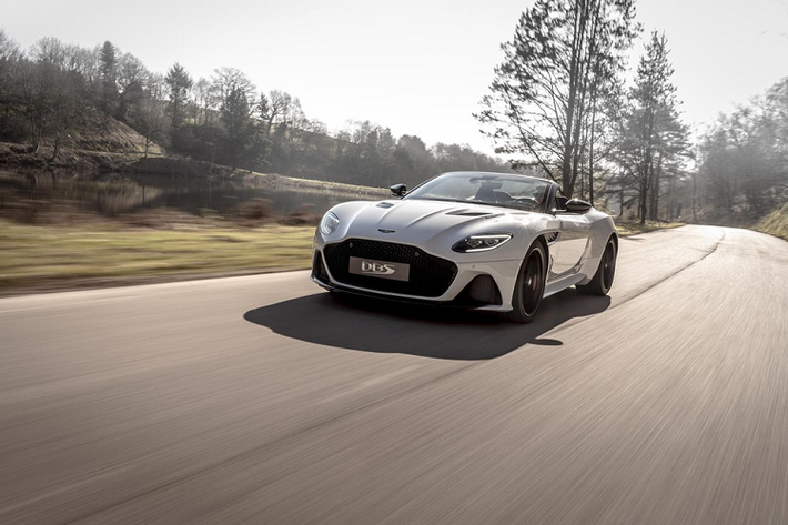 Mẫu siêu xe mui trần Aston Martin DBS Superleggera Volante, rõ ràng là hấp dẫn hơn bản thường, khi nó cho phép lắng nghe âm thanh động cơ V12 công suất 715 mã lực một cách mạch lạc hơn. Nó cũng là chiếc xe mui mềm nhanh nhất của Aston Martin tính cho tới lúc này với tốc độ tối đa 340 km/h, và có giá gần 350.000 USD.