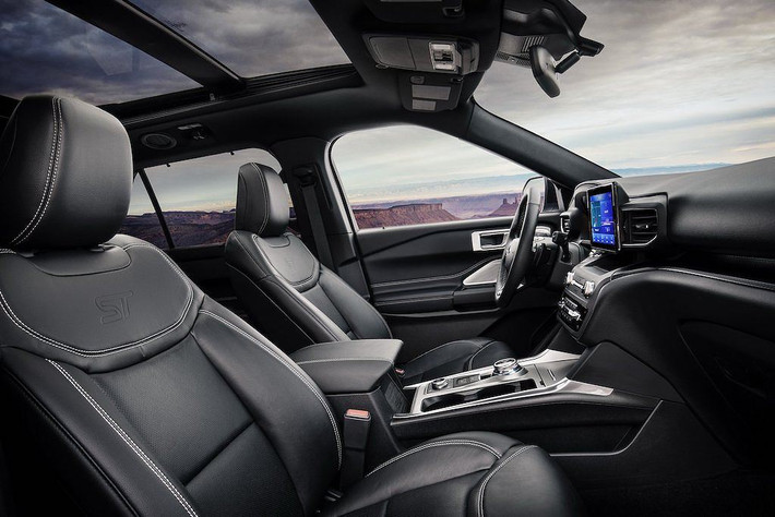 Nội thất Ford Explorer ST 2020 sang trọng sở hữu đầy đủ các trang bị tiện nghi ấn tượng nhất của dòng xe. Nổi bật với màn hình hệ thống giải trí 12,3 inch có tính năng cảm ứng. Vô lăng phẳng cạnh dưới, lót sàn độc đáo, ghế thể thao bọc da.