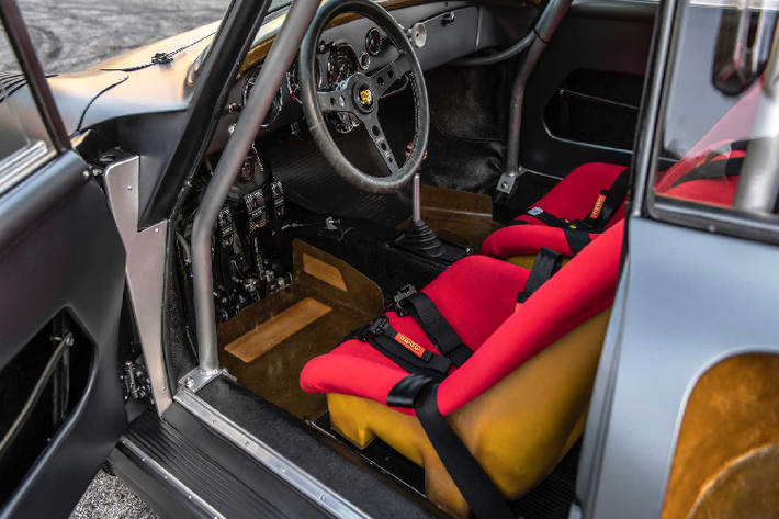 Nhìn vào thiết kế cabin xe Porsche 356 RSR 1960 Emory Motorsports, có thể thấy xe trông như một phiên bản Porsche mới, nhẹ nhàng nhưng mạnh mẽ, hiện đại mang phong cách đặc trưng của hãng xe thể thao Porsche, đồng thời chứng minh sự linh hoạt của các nền tảng khác nhau.