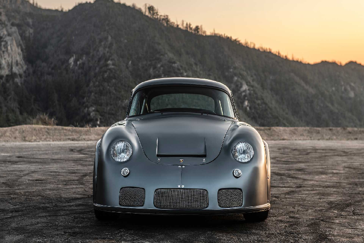 Thiết kế đầu xe Porsche 356 RSR 1960 Emory Motorsports. Chiếc xe là ví dụ điển hình về tay nghề của những người thợ máy chuyên lắp ráp bằng tay. Các bộ phận như thân xe, đầu xe, nắp động cơ và mui xe bằng nhôm đều được xử lý bằng tay, riêng nắp động cơ còn được lắp bản lề bằng thép không rỉ làm riêng.