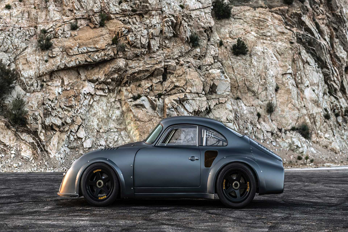 Thiết kế thân xe Porsche 356 RSR 1960 Emory Motorsports. Trái tim của chiếc xe là động cơ 2.4L tăng áp kép công suất 393 mã lực đi với hộp số sàn 5 cấp. Nếu động cơ là chưa ấn tượng thì chiếc RSR chỉ nặng 884 kg, mang tới tỉ lệ công suất trên trọng lượng ấn tượng.