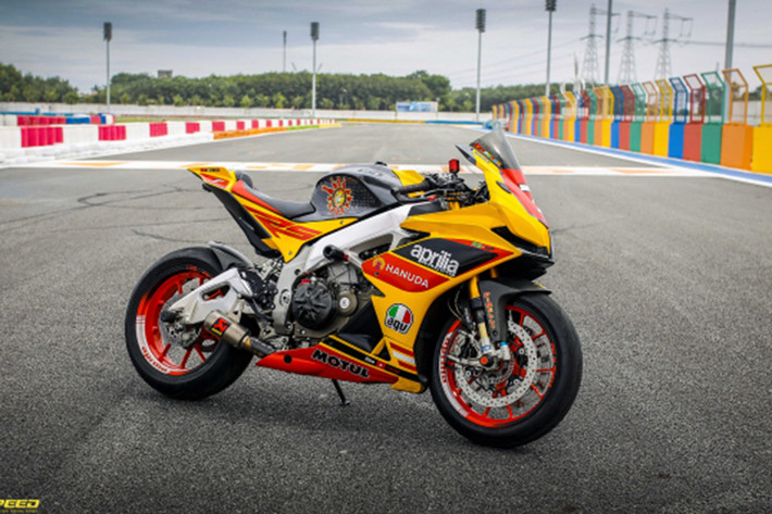 Ở phần để chân là sự kết hợp giữa Bộ Số Gãy CNC Racing màu đen khá cứng cáp và cho độ chuyển động nhẹ nhàng, chính xác. Mức giá xe Aprilia RSV4 tại thị trường châu Âu khoảng 22.000 USD, tuy nhiên về Việt Nam nó sở hữu mức giá tới hơn 1 tỷ đồng - đặc biệt với những chi tiết đô khủng khá tón kém trên chiếc xe này.