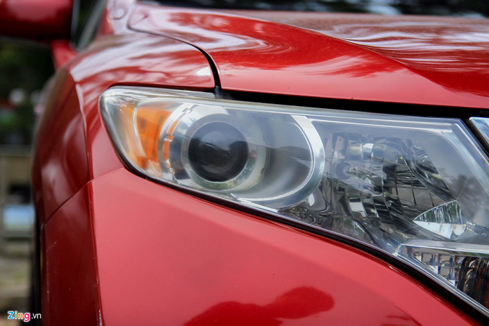 Đèn pha của mẫu xe Toyota Venza đời cũ này là bóng halogen. Đèn chiếu gần có thêm thấu kính. Venza còn có một phiên bản động cơ xăng 3.5L.