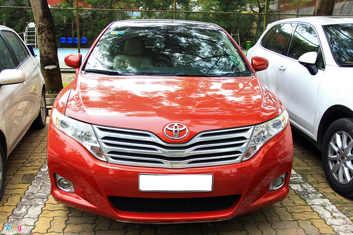 Chiếc xe trong ảnh dùng động cơ xăng 2.7L, công suất 181 mã lực, mô-men xoắn 247 Nm. Hộp số tự động 6 cấp, xe dẫn động cầu trước. Theo lời chủ xe, mức tiêu hao nhiên liệu trên đường trường khoảng 9 lít/100 km.