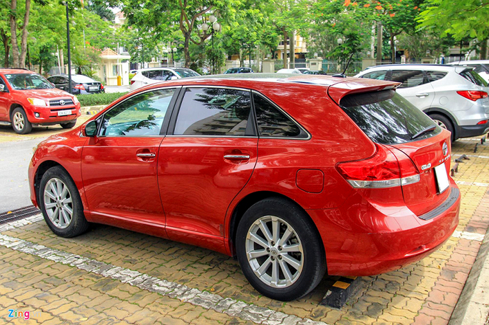 Xe dài 4.800 mm, rộng 1.905 mm, cao 1.610 mm. Trục cơ sở dài 2.775 mm. Vành 19 inch có cảm biến áp suất lốp. Toyota Venza từng là biểu tượng thành đạt vào giai đoạn 2008-2009.