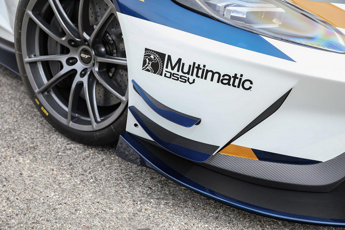 Ngoài ra, xe còn được trang bị bộ mâm 19 inch bằng nhôm rèn đi kèm dàn lốp đua chuyên dụng Michelin Pilot Sport GT, kẹp phanh carbon-gốm hiệu Brembo kích thước 15,5 inch ở bánh trước và 14,1 inch ở bánh sau.