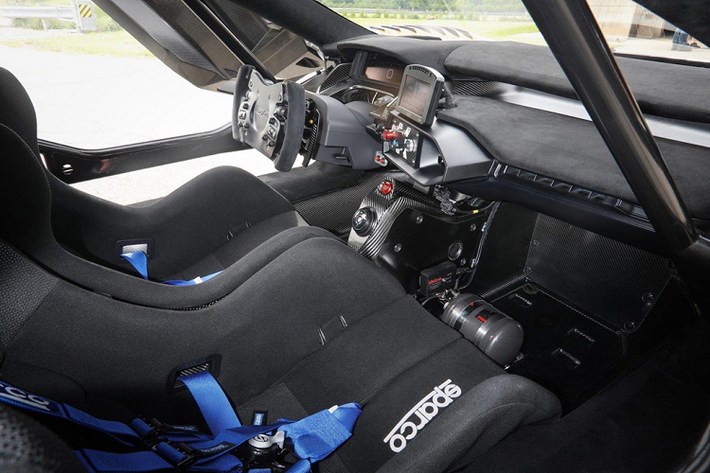 Bên trong, Ford GT Mk II chỉ có một ghế đua Sparco với dây đai an toàn 4 điểm, khách hàng cũng có tùy chọn lắp thêm ghế phụ nếu muốn. Hệ thống thu thập dữ liệu MoTeC được tăng cường thêm một màn hình hiển thị hình ảnh từ camera phía sau để người dùng tiện theo dõi khi đua xe.